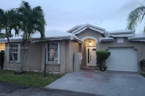 Casa en venta en Miami, Florida, 3 dormitorios, 146.6 m2 № 1412417 - foto 1