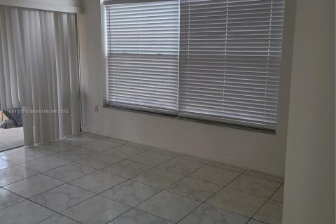 Casa en venta en Miami, Florida, 3 dormitorios, 146.6 m2 № 1412417 - foto 3