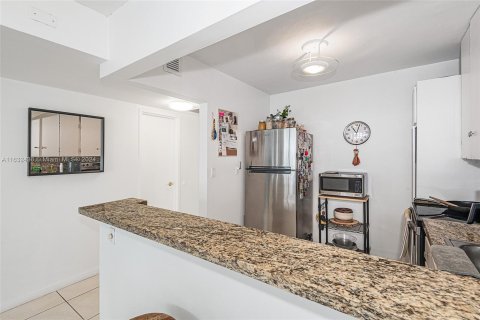 Condo in Miami Beach, Florida, 1 bedroom  № 1293094 - photo 17