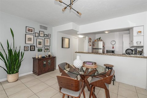 Condo in Miami Beach, Florida, 1 bedroom  № 1293094 - photo 16