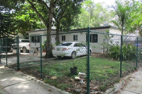 Commercial property in Miami, Florida 315.87 sq.m. № 1346002 - photo 4