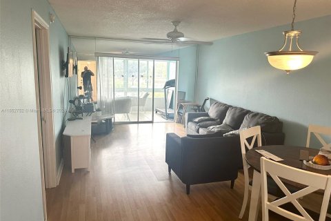 Condo in Deerfield Beach, Florida, 1 bedroom  № 1346004 - photo 2