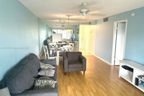 Condo in Deerfield Beach, Florida, 1 bedroom  № 1346004 - photo 3