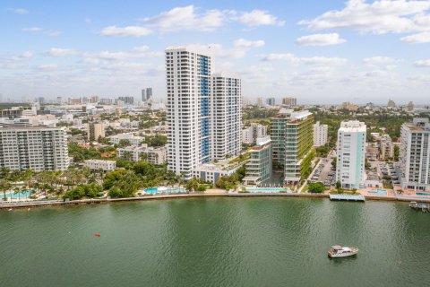 Condo in Miami Beach, Florida, 1 bedroom  № 1159395 - photo 1