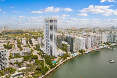 Condo in Miami Beach, Florida, 1 bedroom  № 1159395 - photo 16