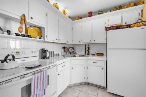 Condo in Miami Beach, Florida, 1 bedroom  № 1237029 - photo 10