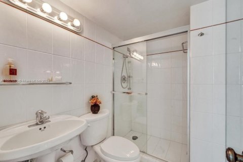 Condo in Miami Beach, Florida, 1 bedroom  № 1387930 - photo 10