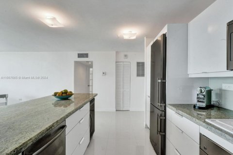 Condo in Miami Beach, Florida, 1 bedroom  № 1387930 - photo 8