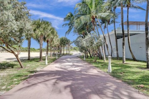 Condo in Miami Beach, Florida, 1 bedroom  № 1387930 - photo 28