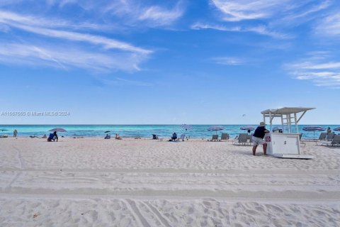 Condo in Miami Beach, Florida, 1 bedroom  № 1387930 - photo 2