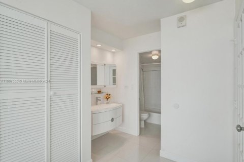 Condo in Miami Beach, Florida, 1 bedroom  № 1387930 - photo 14