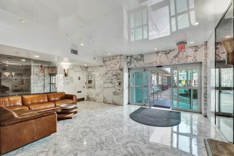 Condo in Miami Beach, Florida, 1 bedroom  № 1387930 - photo 17