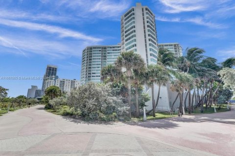 Condo in Miami Beach, Florida, 1 bedroom  № 1387930 - photo 27