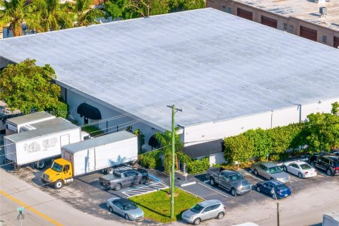 Commercial property in North Miami, Florida № 527788 - photo 2