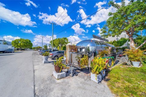 Купить коммерческую недвижимость в Норт-Майами, Флорида № 527788 - фото 11