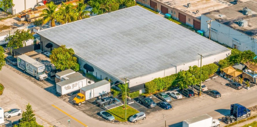 Commercial property in North Miami, Florida № 527788