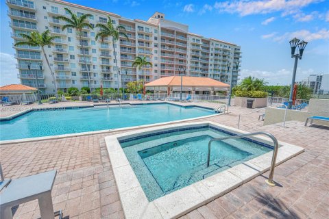 Condo in Fort Lauderdale, Florida, 2 bedrooms  № 1127017 - photo 2