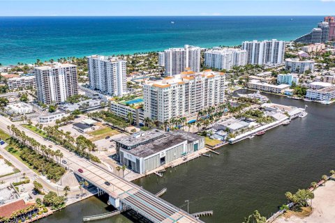 Condo in Fort Lauderdale, Florida, 2 bedrooms  № 1127017 - photo 1