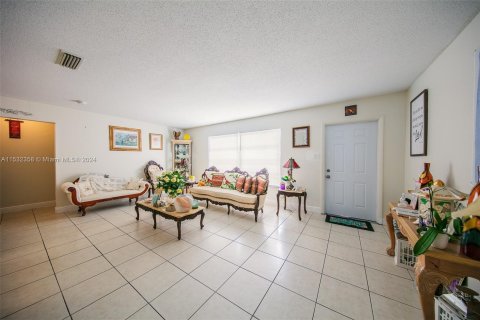 House in Margate, Florida 3 bedrooms, 147.44 sq.m. № 1006698 - photo 12