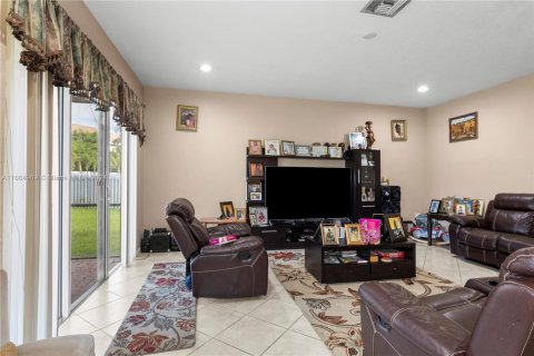 House in Miramar, Florida 5 bedrooms, 362.41 sq.m. № 1377605 - photo 18