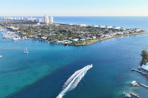 Condo in Palm Beach Shores, Florida, 3 bedrooms  № 1377604 - photo 1