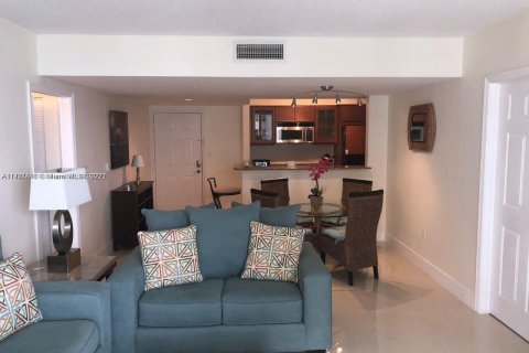 Condominio en venta en Hallandale Beach, Florida, 2 dormitorios, 92.9 m2 № 144291 - foto 8