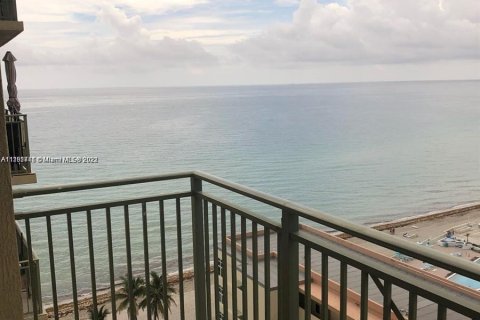 Condominio en venta en Hallandale Beach, Florida, 2 dormitorios, 92.9 m2 № 144291 - foto 1