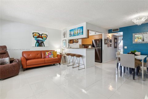 Condo in Pembroke Pines, Florida, 1 bedroom  № 1185825 - photo 1