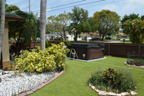 House in Lake Worth, Florida 4 bedrooms, 167.6 sq.m. № 1129314 - photo 3