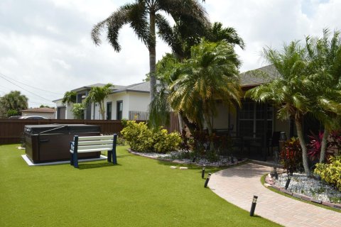 Casa en venta en Lake Worth, Florida, 4 dormitorios, 167.6 m2 № 1129314 - foto 2