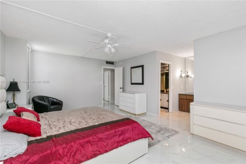 Condo in Hallandale Beach, Florida, 2 bedrooms  № 202004 - photo 17