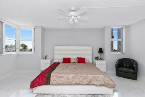 Copropriété à vendre à Hallandale Beach, Floride: 2 chambres, 133.78 m2 № 202004 - photo 16