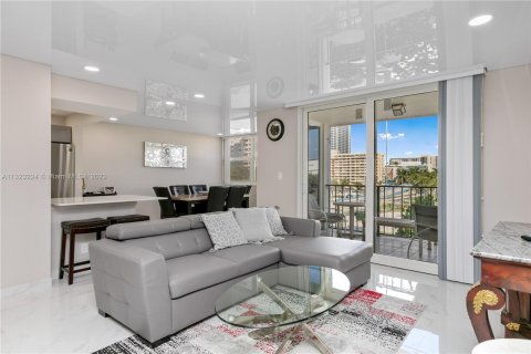 Condominio en venta en Hallandale Beach, Florida, 2 dormitorios, 133.78 m2 № 202004 - foto 6