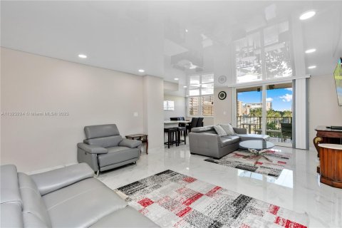 Condominio en venta en Hallandale Beach, Florida, 2 dormitorios, 133.78 m2 № 202004 - foto 1