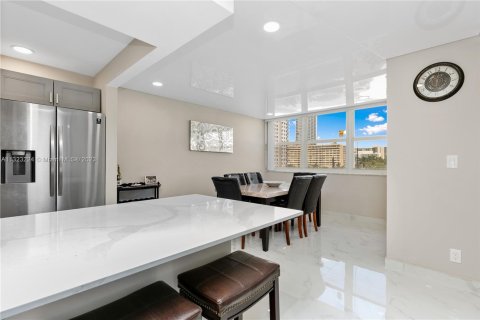 Condominio en venta en Hallandale Beach, Florida, 2 dormitorios, 133.78 m2 № 202004 - foto 10