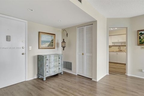 Condominio en venta en Hallandale Beach, Florida, 2 dormitorios, 106.84 m2 № 1167870 - foto 6