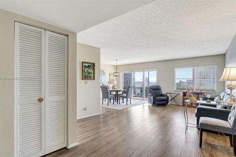 Condominio en venta en Hallandale Beach, Florida, 2 dormitorios, 106.84 m2 № 1167870 - foto 5