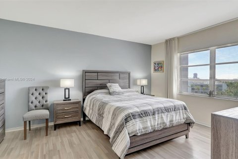 Condominio en venta en Hallandale Beach, Florida, 2 dormitorios, 106.84 m2 № 1167870 - foto 20