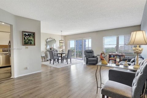 Condominio en venta en Hallandale Beach, Florida, 2 dormitorios, 106.84 m2 № 1167870 - foto 7