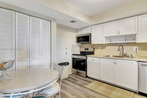 Condominio en venta en Hallandale Beach, Florida, 2 dormitorios, 106.84 m2 № 1167870 - foto 15