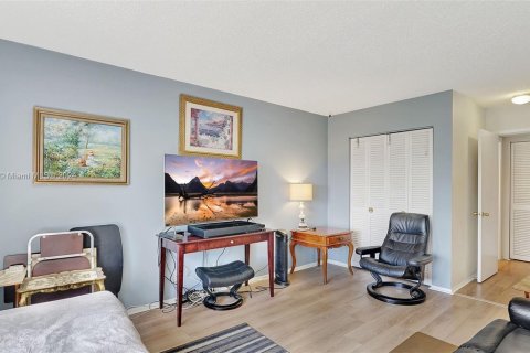 Condominio en venta en Hallandale Beach, Florida, 2 dormitorios, 106.84 m2 № 1167870 - foto 30