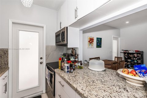 Condo in Miami Beach, Florida, 1 bedroom  № 1167820 - photo 13