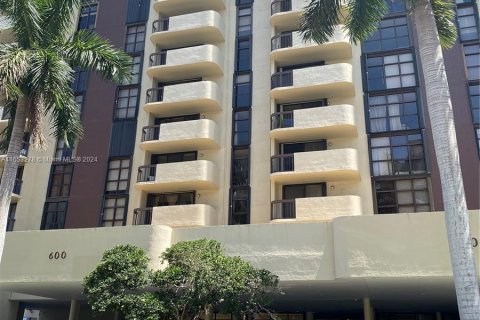 Condominio en alquiler en Coral Gables, Florida, 2 dormitorios, 131.09 m2 № 1348827 - foto 1