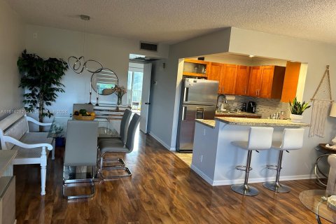 Condominio en venta en Pembroke Pines, Florida, 1 dormitorio, 75.34 m2 № 1237924 - foto 1