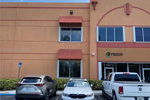 Commercial property in Doral, Florida № 1092614 - photo 1