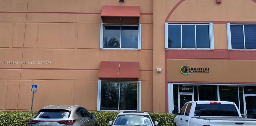 Commercial property in Doral, Florida № 1092614