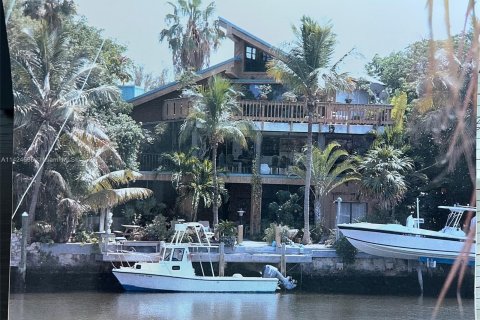 House in Islamorada, Village of Islands, Florida 4 bedrooms, 166.67 sq.m. № 643539 - photo 1