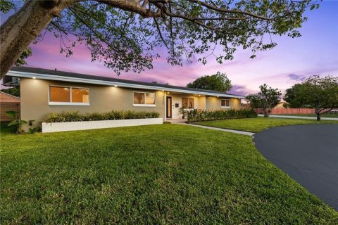 House in Hollywood, Florida 4 bedrooms, 209.68 sq.m. № 1185485 - photo 12