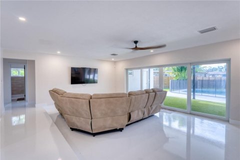 House in Hollywood, Florida 4 bedrooms, 209.68 sq.m. № 1185485 - photo 25