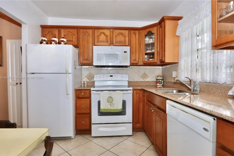 Condo in Hollywood, Florida, 2 bedrooms  № 956125 - photo 9